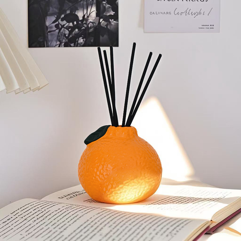 Home Fragrance Luxury - ขวดน้ำหอมจำลองกลิ่นส้ม สร้างบรรยากาศหอมละมุน ตกแต่งห้องนั่งเล่น ห้องนอน ของตกแต่งบ้านสไตล์หรูหรา วางบนโต๊ะ
